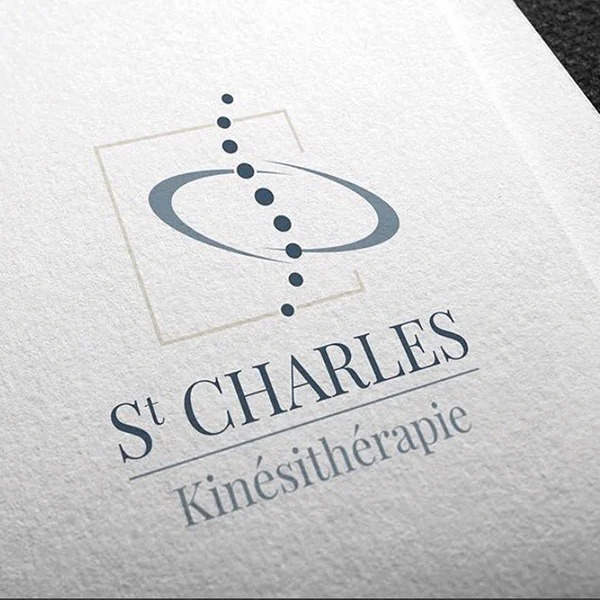 Impression de logo couché sur papier Photo d'un logo couché sur un papier texturé. Logo réalisé pour un cabinet de kinésithérapie par l'agence de communication Riz blanc à Montpellier.